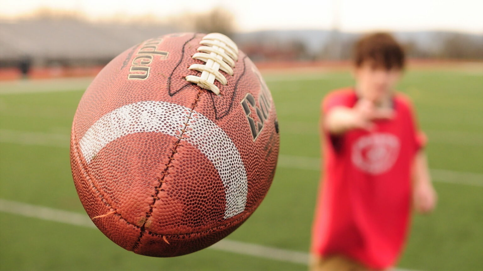 Existem Diferenças Entre A Bola De Futebol Americano E Rugby?